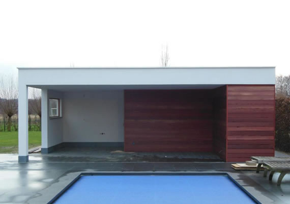 Het betreft hier een houtskelet welke is geïsoleerd met 5cm EPS en afgewerkt met crepi korrel 1.5mm. Bij een poolhouse wordt bij ons steeds gewerkt met isolatie. Dit voor de condensvorming, indien de klant later beslist de poolhouse te voorzien van een glasgordijn. 